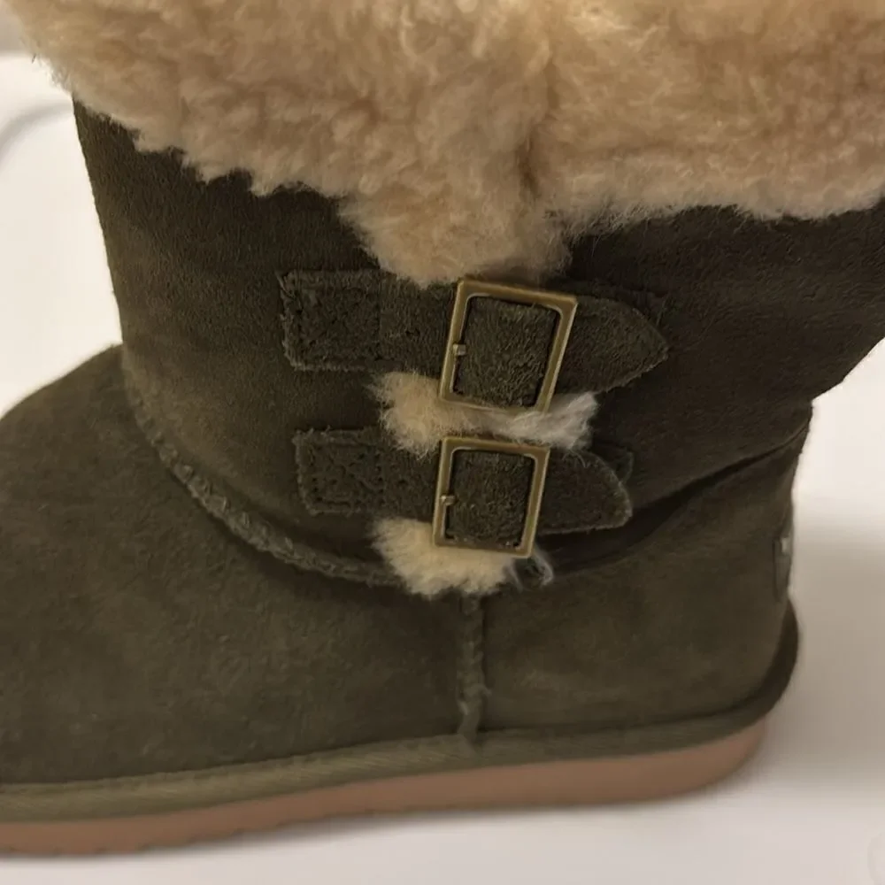 Kookaburra by Ugg Sulana Olive Night Suede Sheepskin Short boot. Size 7.